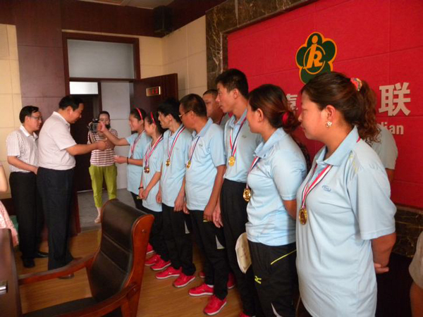 闻喜残联为残疾人运动员发放资金(图1)