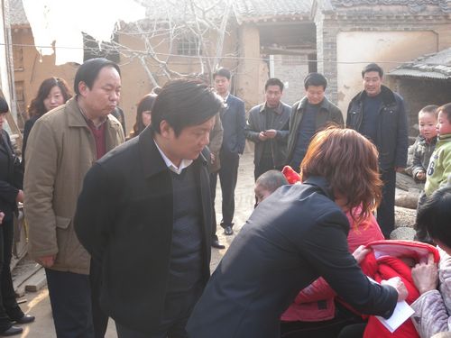 县长李尧林慰问孤残婴儿(图1)