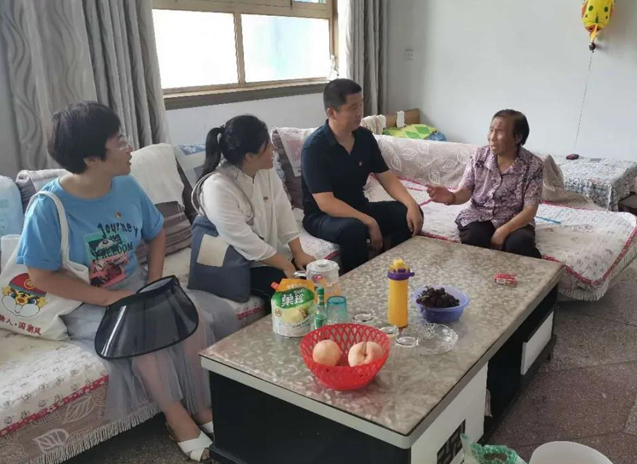 温暖送到百姓家 ——闻喜县残联党总支开展“争当扶贫先锋,共建实力闻喜”主题党日活动(图3) 温暖送到百姓家 ——闻喜县残联党总支开展“争当扶贫先锋,共建实力闻喜”主题党日活动(图3)